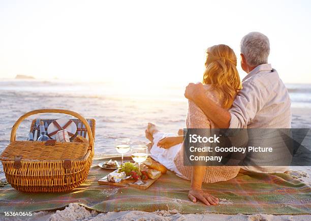 공유 로맨틱한 피크닉을 함께 해변에 대한 스톡 사진 및 기타 이미지 - 해변, 소풍 음식, 일몰