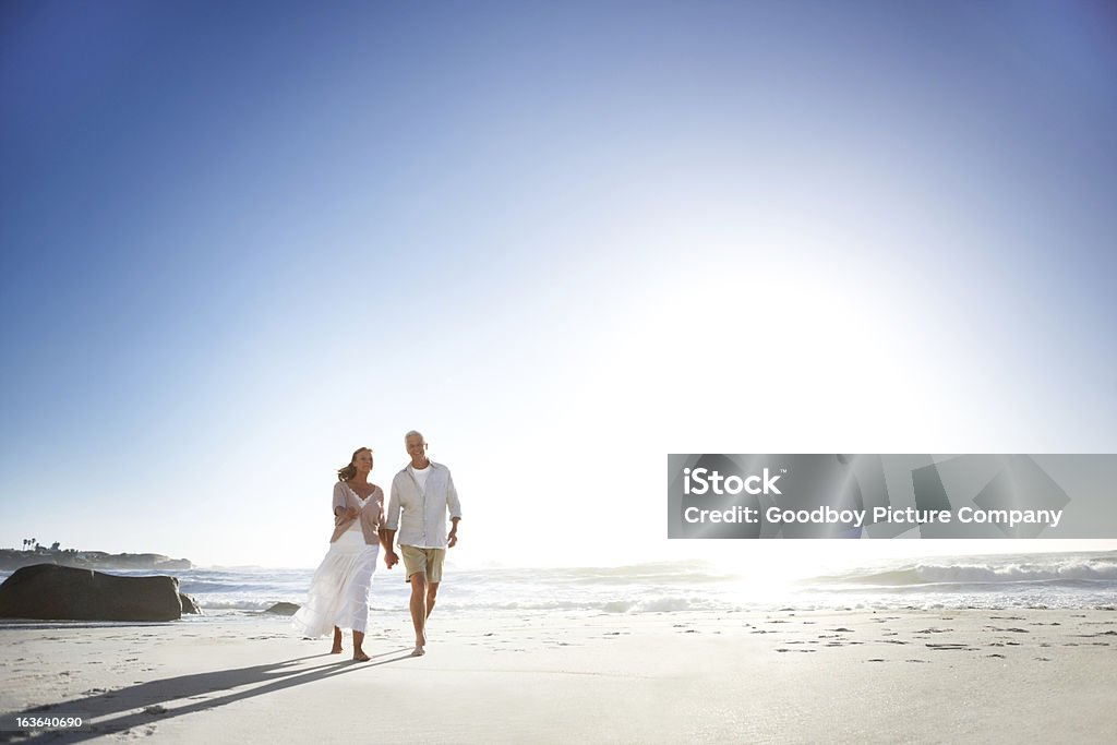 Принимая расслабляющей ходьбы - Стоковые фото Пляж роялти-фри