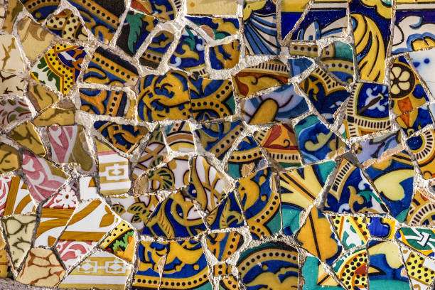 collage de carrelage, mosaïque de verre brisé - mosaic tile antonio gaudi art photos et images de collection