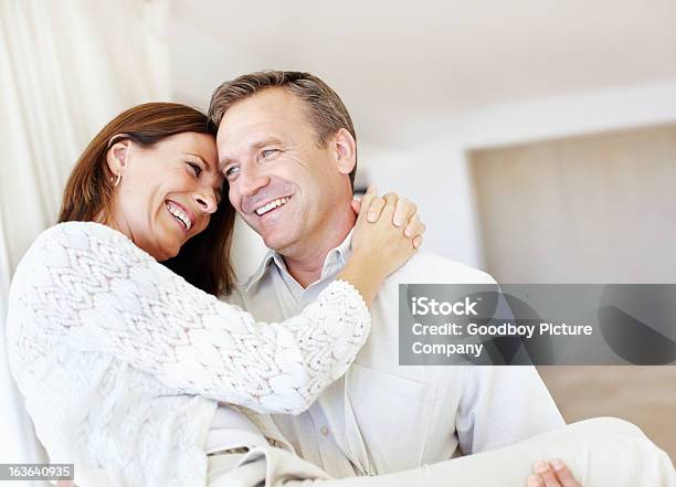 Paar Glücklich Zusammen Stockfoto und mehr Bilder von Attraktive Frau - Attraktive Frau, Das Leben zu Hause, Ehefrau
