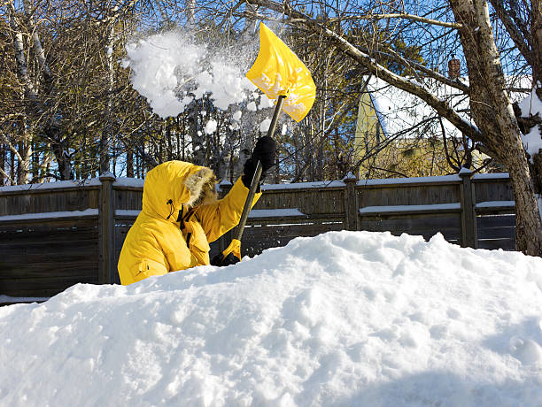 homme shovelling après une tempête de neige. - mahone bay photos et images de collection