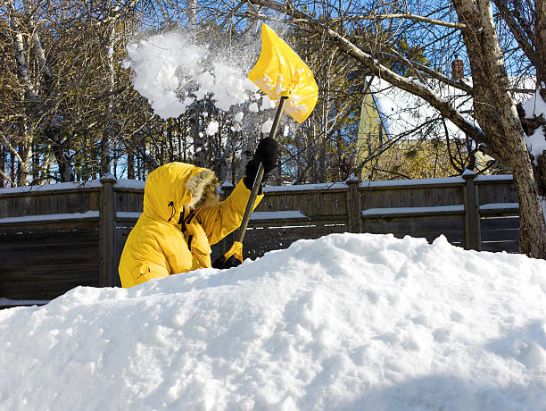 uomo shovelling dopo una tempesta di neve. - mahone bay foto e immagini stock