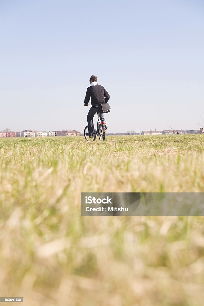 Homem afastando em bicicleta - Royalty-free Adulto Foto de stock