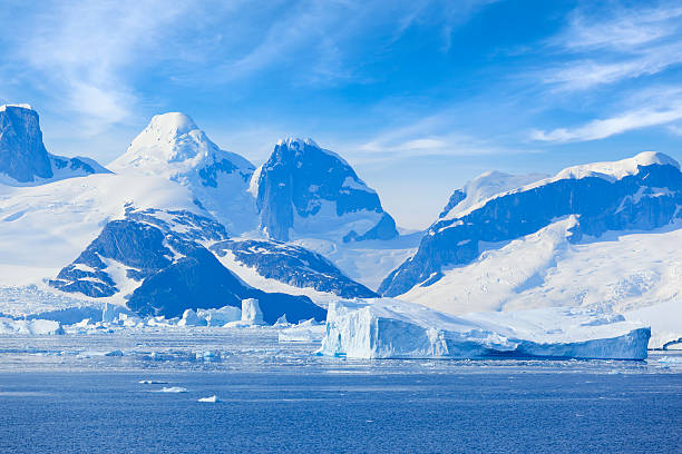 antártida lemaire canal a las montañas - ice shelf fotografías e imágenes de stock