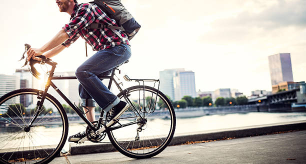 bicicleta hora de ponta em portland oregon - cycling bicycle hipster urban scene imagens e fotografias de stock