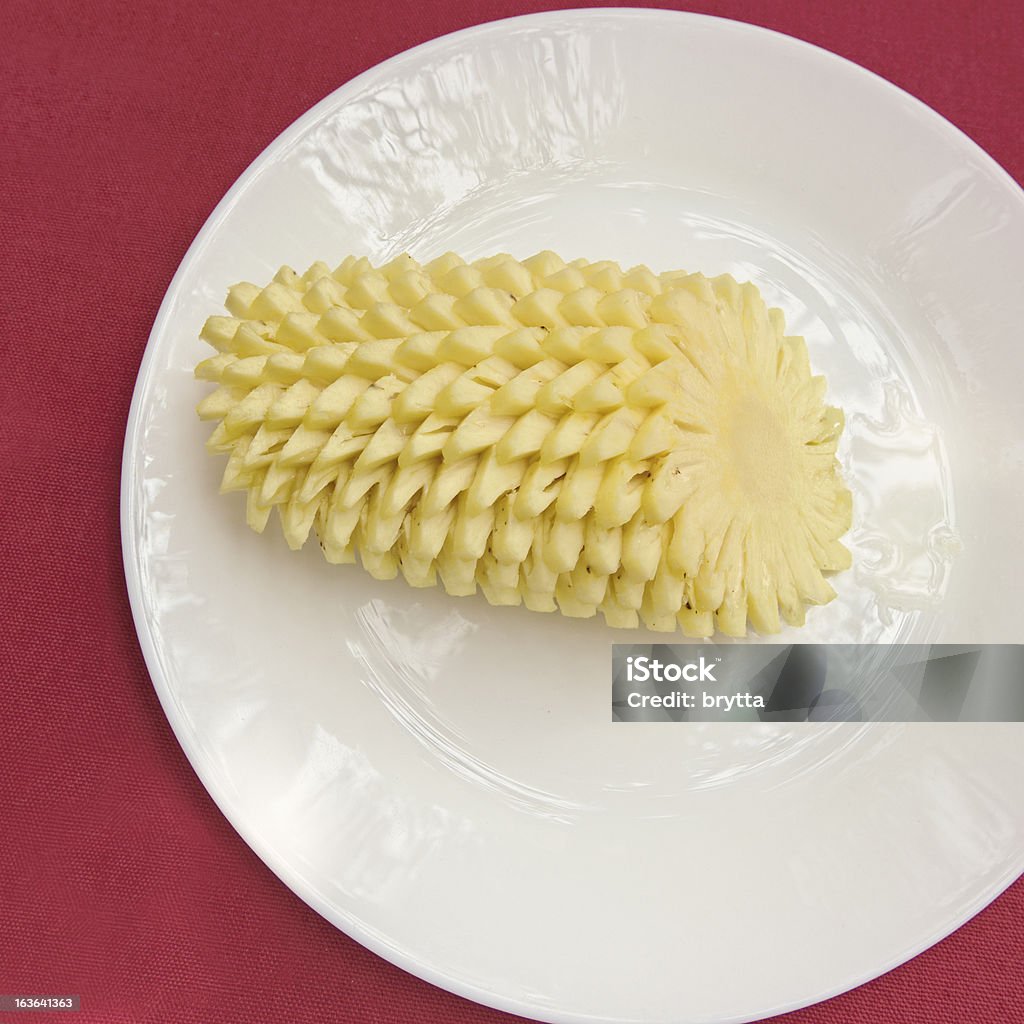 Erhöhte Ansicht von einer in Scheiben Ananas auf weißen Teller - Lizenzfrei Ananas Stock-Foto