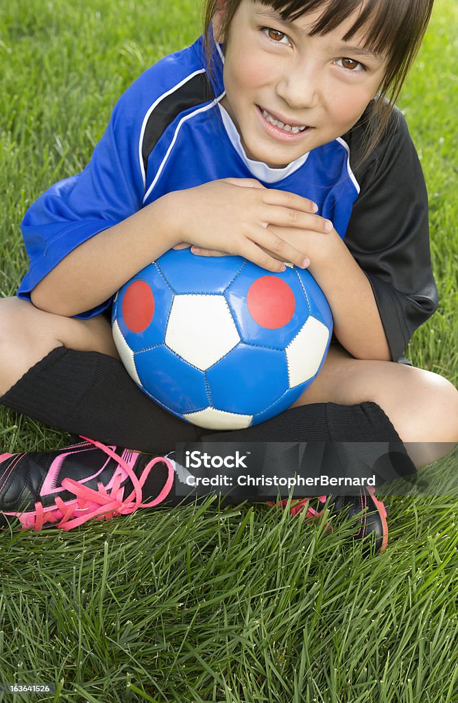 Chica joven sentado con su pelota de fútbol - Foto de stock de Niñas libre de derechos