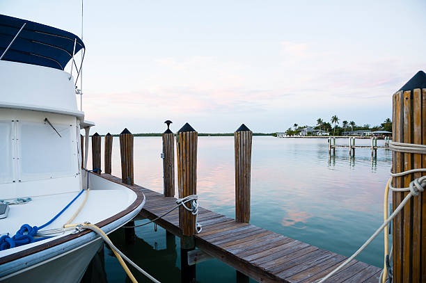 pôr do sol sobre o mar - marina yacht florida sunset - fotografias e filmes do acervo