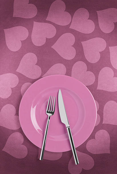 couvert sur coeur nappe - heart shape valentines day vibrant color bright photos et images de collection