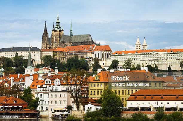 Catedral De Saint Vitus De Praga Foto de stock y más banco de imágenes de Aire libre - Aire libre, Alrededor del siglo XIV, Arquitectura