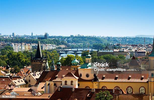 Widok Pragi Z Zamku - zdjęcia stockowe i więcej obrazów Bez ludzi - Bez ludzi, Bezchmurne niebo, Budynek z zewnątrz