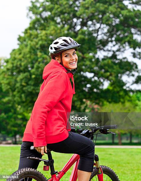 Mulher Jovem Feliz Bicycling Mínimos De Um Parque - Fotografias de stock e mais imagens de 20-24 Anos - 20-24 Anos, Adulto, Alegria