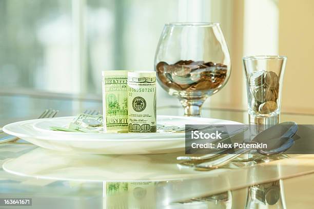 Mesa Servida Com Dinheiro De Pratos - Fotografias de stock e mais imagens de Banquete - Banquete, Jantar Festivo, Unidade Monetária