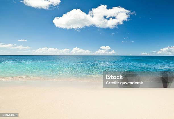 La Playa De Arenas Blancas Caribe Foto de stock y más banco de imágenes de Playa - Playa, Aire libre, Antigua y Barbuda