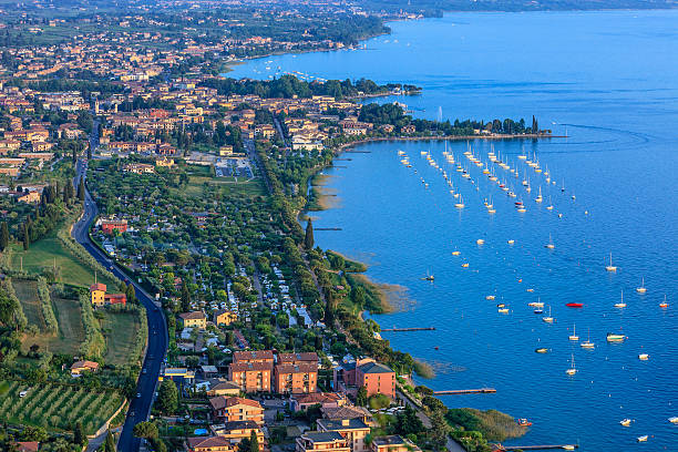 bardolino 上から、ガルダ湖 - verona italy travel europe sunlight ストックフォトと画像