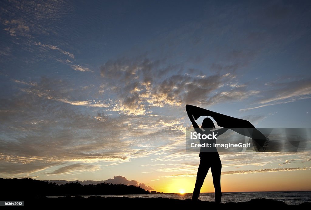 Silhouette d'une femme avec un châle à la plage - Photo de Accessoire libre de droits