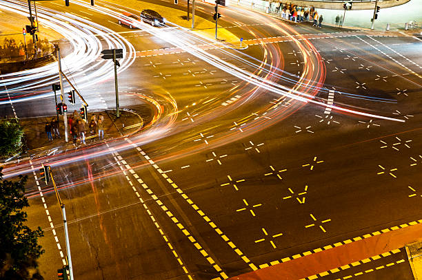 road の交差点上から夜 - lichtspur ストックフォトと画像