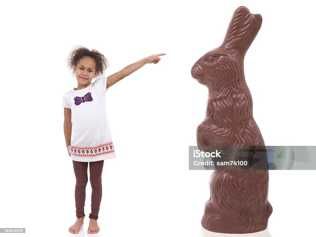 Afrikanische asiatische Mädchen zeigt ein riesiger chocolate rabbit - Lizenzfrei Mädchen Stock-Foto