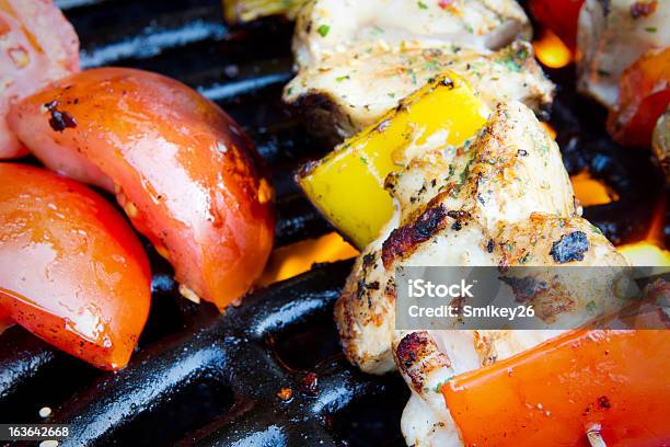 Kebab Di Pollo E Pepe Lenta Cottura Al Barbecue - Fotografie stock e altre immagini di Ambientazione esterna - Ambientazione esterna, Barbecue - Cibo, Bastone