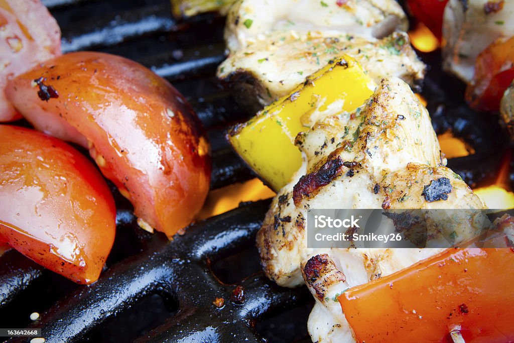 Курица и перец kebabs медленно, приготовление пищи на барбекю - Стоковые фото Барбекю роялти-фри