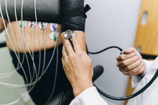 nahaufnahme einer menschlichen hände, die einen patienten in einem krankenhaus untersucht - pulse trace arrhythmia electrode listening to heartbeat stock-fotos und bilder