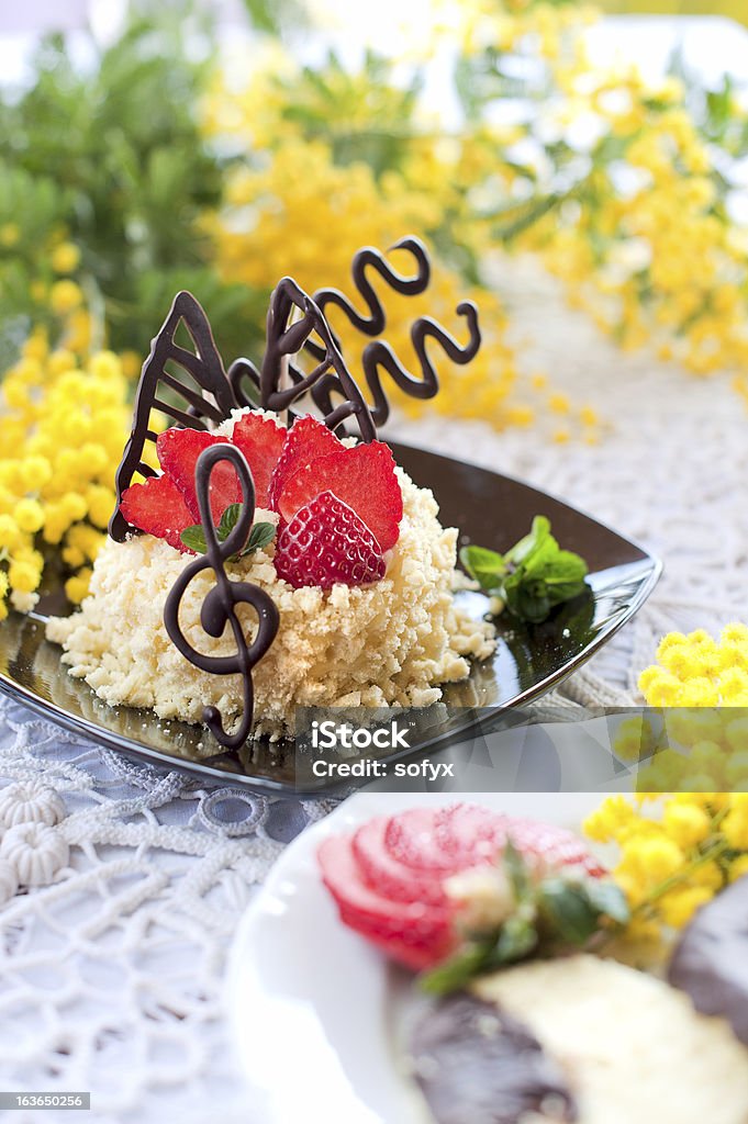 Torta di fragole con cioccolato - Foto stock royalty-free di Antipasto