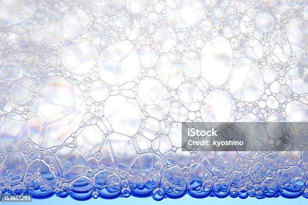 液体石鹸の泡に白背景 - せっけんの泡のストックフォトや画像を多数ご用意 - せっけんの泡, やわらか, カラー画像