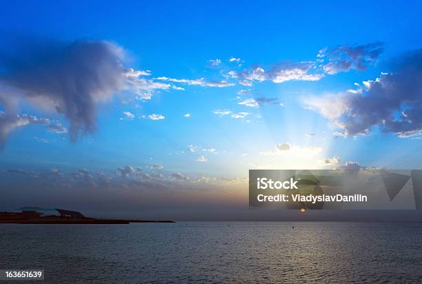 Amanecer En El Mar Foto de stock y más banco de imágenes de Agua - Agua, Aire libre, Amanecer