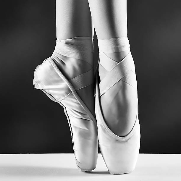foto von ballerina's nach pointes, auf schwarzem hintergrund - traditional dancing ballet dancing classical style stock-fotos und bilder