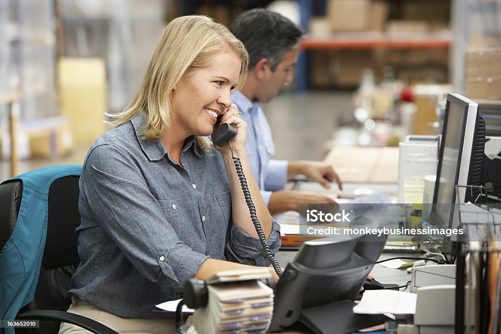 Empresária, trabalhando na mesa no Armazém - Foto de stock de Escritório royalty-free