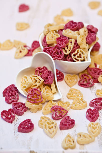 Herzförmiger rote und weiße pasta in bowl – Foto