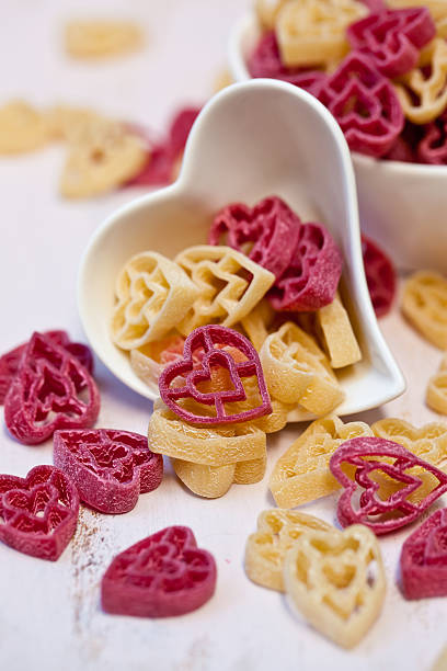Herzförmiger rote und weiße pasta in bowl – Foto