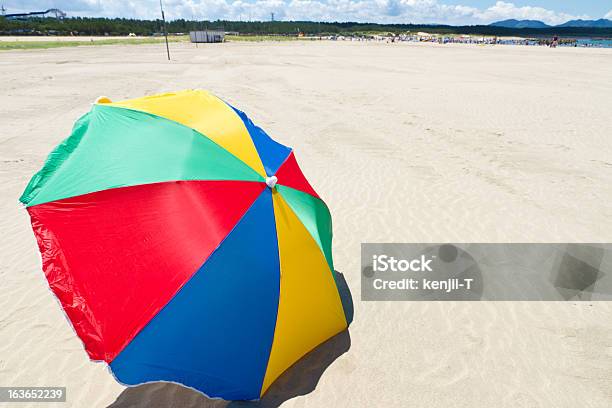 Seaside Sombrilla De Playa Foto de stock y más banco de imágenes de Agua - Agua, Aire libre, Amarillo - Color