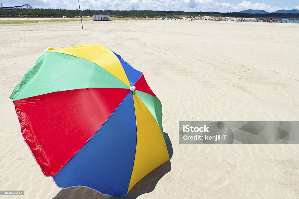 Bord de mer Parasol de plage - Photo de Baie - Eau libre de droits