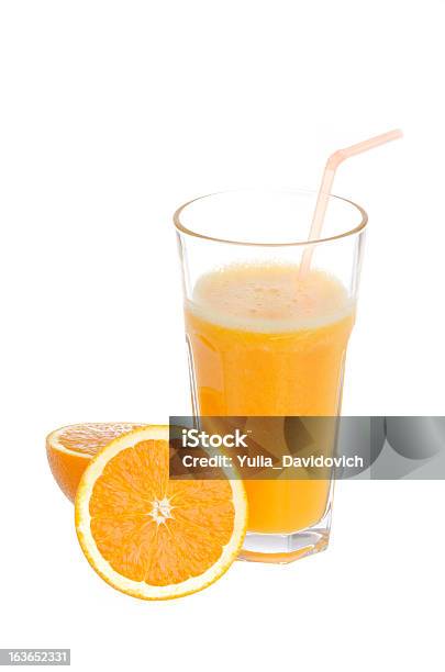 Foto de Copo De Suco De Laranja E Laranja Isolada e mais fotos de stock de Amarelo - Amarelo, Bebida, Bebida não alcoólica