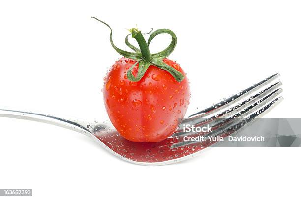 Tomate Cherry En Un Tenedor Aislado Foto de stock y más banco de imágenes de Comida vegetariana - Comida vegetariana, Fotografía - Imágenes, Frescura