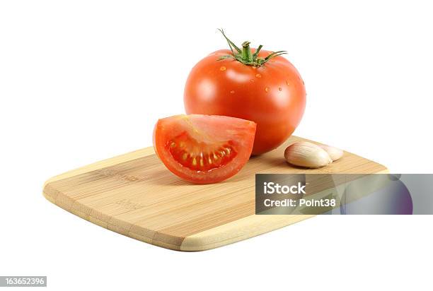 Knoblauch Und Tomaten Auf Ein Schneidebrett Stockfoto und mehr Bilder von Ansicht aus erhöhter Perspektive - Ansicht aus erhöhter Perspektive, Bauholz-Brett, Bildhintergrund