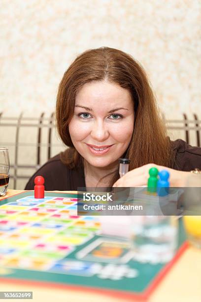 Caucasica Donna Che Giocano Ai Giochi Da Tavolo In Camera - Fotografie stock e altre immagini di Abbigliamento casual