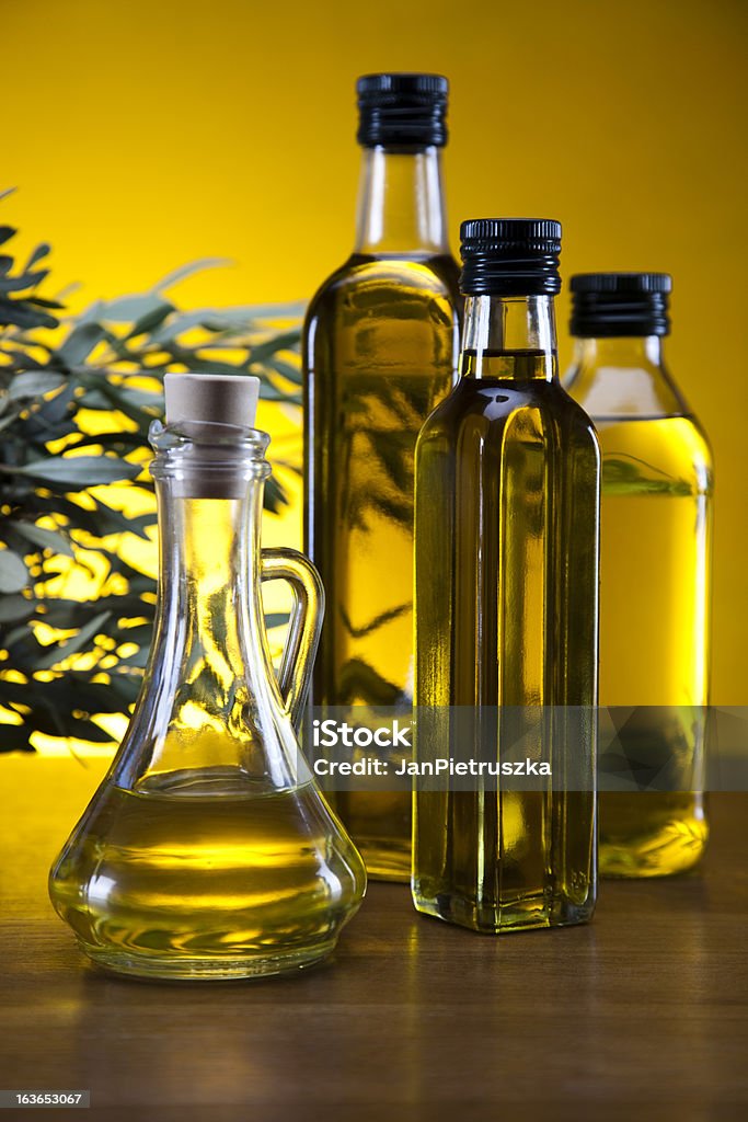 Garrafa de água com óleo verde-oliva - Royalty-free Agricultura Foto de stock