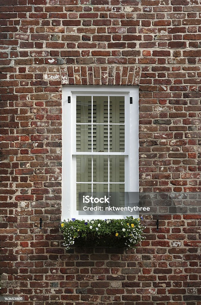 Vecchio muro di mattoni finestra - Foto stock royalty-free di Architettura