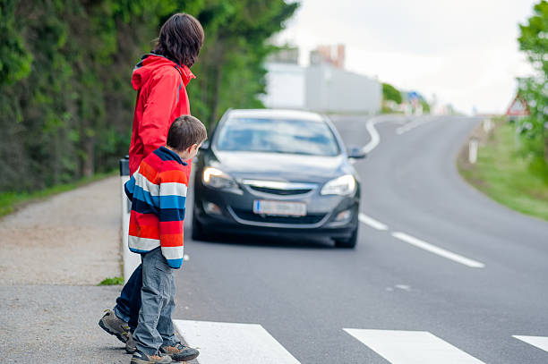 car interrumpió para peatones - paso peatonal raya indicadora fotografías e imágenes de stock