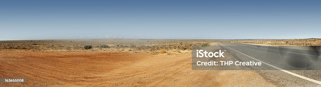 Outback australiano Road Panorama - Foto de stock de Carretera del desierto libre de derechos