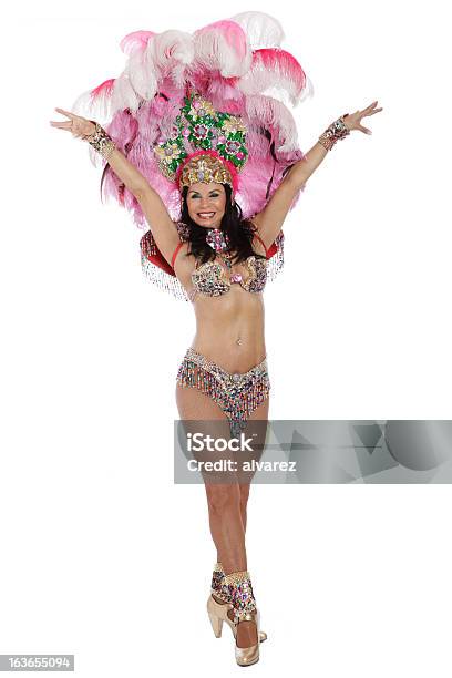 Photo libre de droit de Femme Danse De Samba banque d'images et plus d'images libres de droit de Activité physique - Activité physique, Adulte, Adulte d'âge moyen