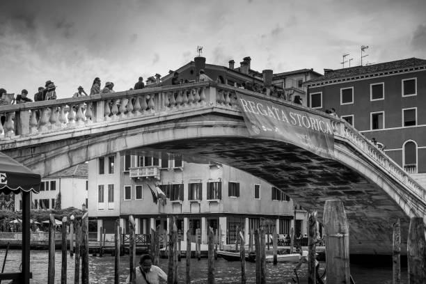 ponte degli scalzi, ponte histórica de veneza em primeiro plano, imponente acima do grande canal - ponte degli scalzi - fotografias e filmes do acervo