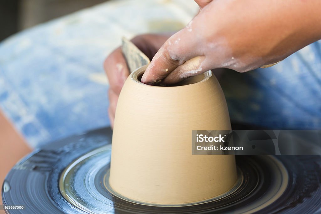 Ciotola argilla di Vasaio, creando tornitura ruote - Foto stock royalty-free di Abilità