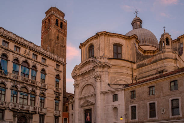 igreja no centro de veneza ao pôr do sol - ponte degli scalzi - fotografias e filmes do acervo