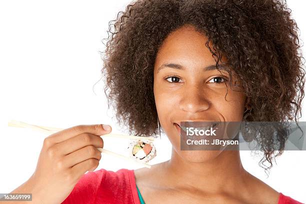 Nastoletnie Dziewczyny Jedzenie Sushi - zdjęcia stockowe i więcej obrazów Nastoletnie dziewczyny - Nastoletnie dziewczyny, Sushi, 16-17 lat