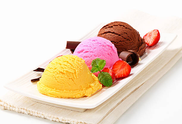 postre con helado - ice cream raspberry ice cream fruit mint fotografías e imágenes de stock