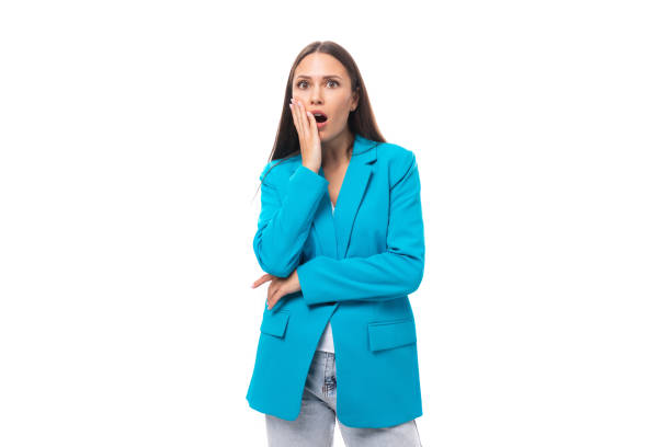 sorprendida joven empresaria morena con chaqueta azul sobre fondo blanco con espacio de copia - shoe business expertise human resources fotografías e imágenes de stock