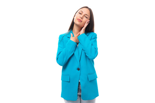moderno auténtico elegante joven morena mujer de negocios con una chaqueta azul sobre un fondo blanco con espacio de copia - shoe business expertise human resources fotografías e imágenes de stock